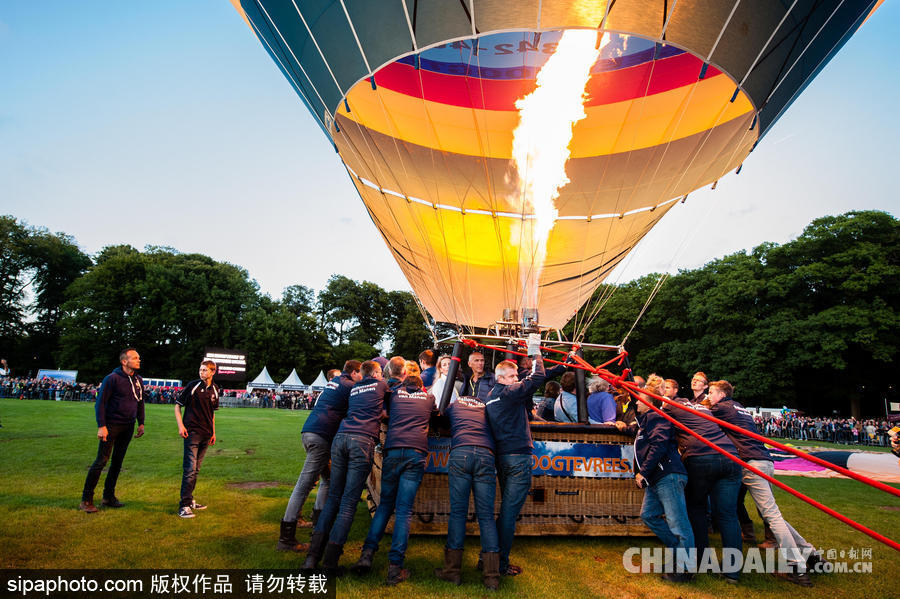 藍天下的飛行浪漫！荷蘭巴訥費爾德熱氣球節(jié)開幕