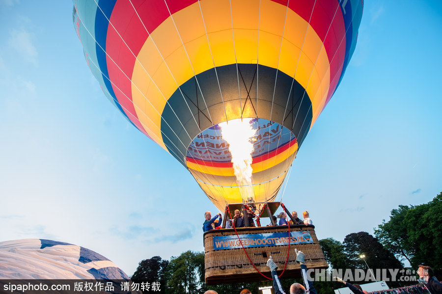 藍天下的飛行浪漫！荷蘭巴訥費爾德熱氣球節開幕