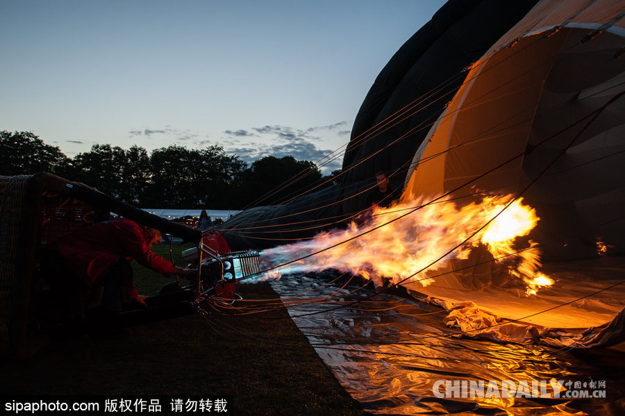 藍天下的飛行浪漫！荷蘭巴訥費爾德熱氣球節(jié)開幕