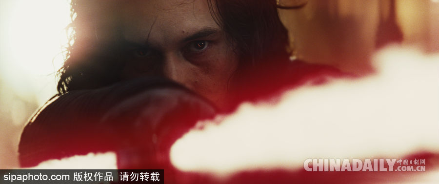 《星球大戰(zhàn)：最后絕地武士》海報(bào)曝光 12月震撼登陸