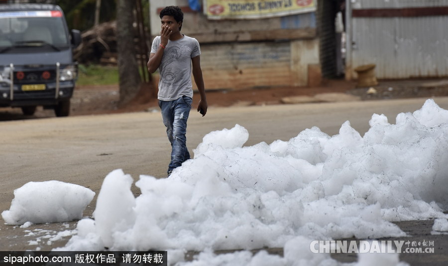 印度貝蘭杜爾湖污染嚴(yán)重 產(chǎn)生大量泡沫充斥街頭