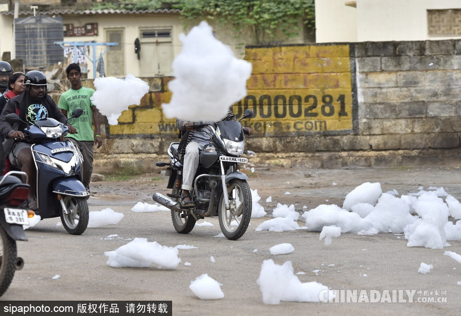印度貝蘭杜爾湖污染嚴重 產生大量泡沫充斥街頭