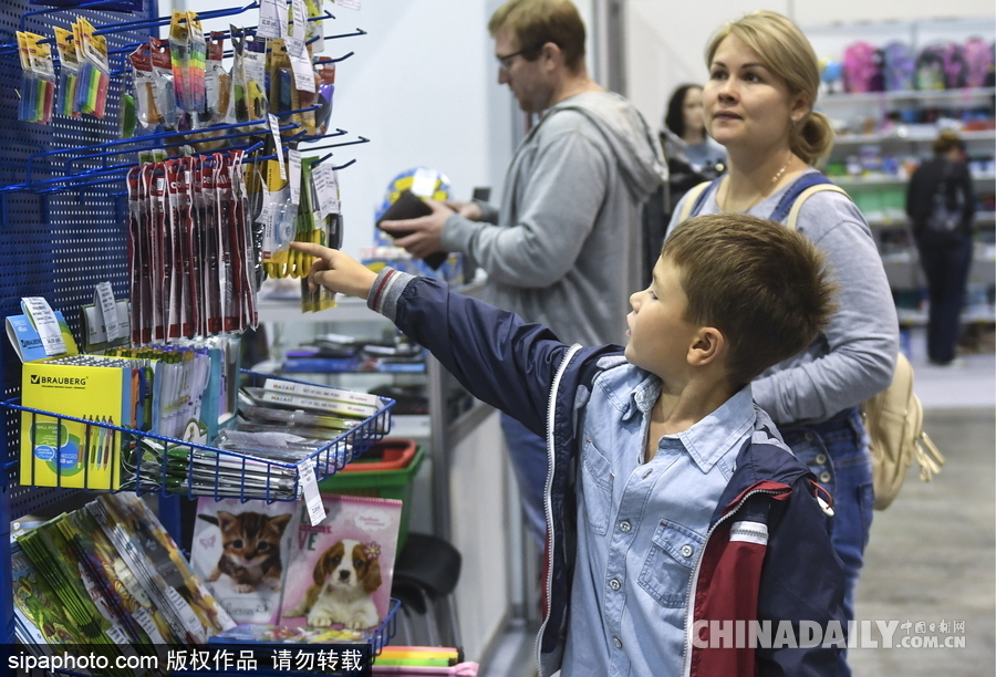 俄羅斯開學(xué)季將到來 萌娃文具店“大采購”