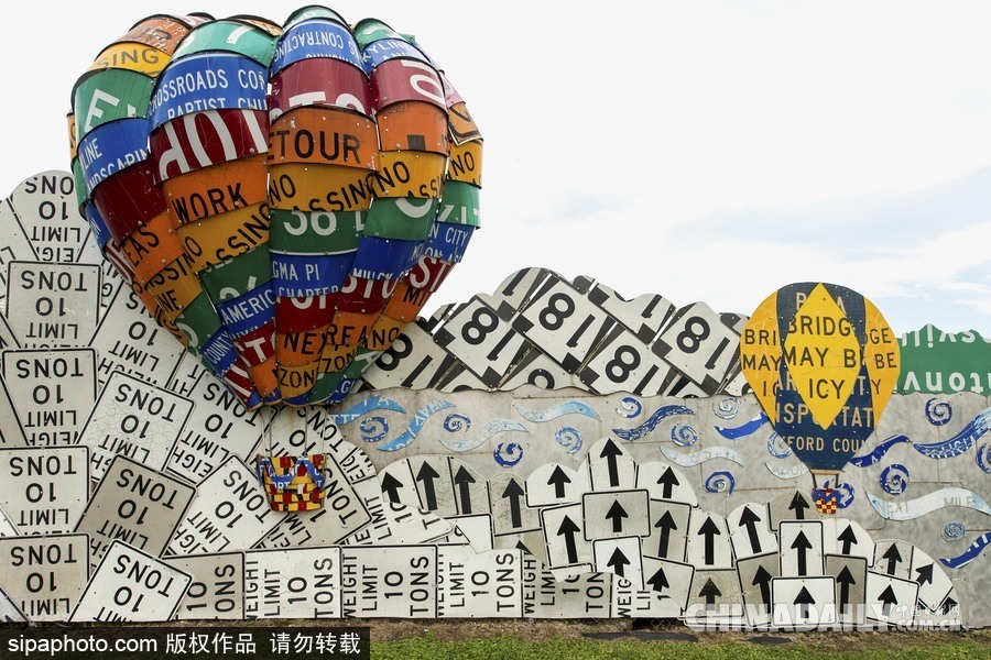 美國賓州打造“路標(biāo)雕塑花園” 絢麗多彩童趣十足