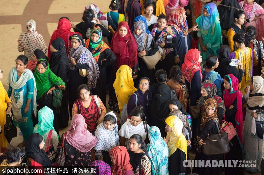 宰牲節(jié)即將到來(lái) 孟加拉國(guó)“火車大軍”購(gòu)票場(chǎng)面不輸中國(guó)春運(yùn)