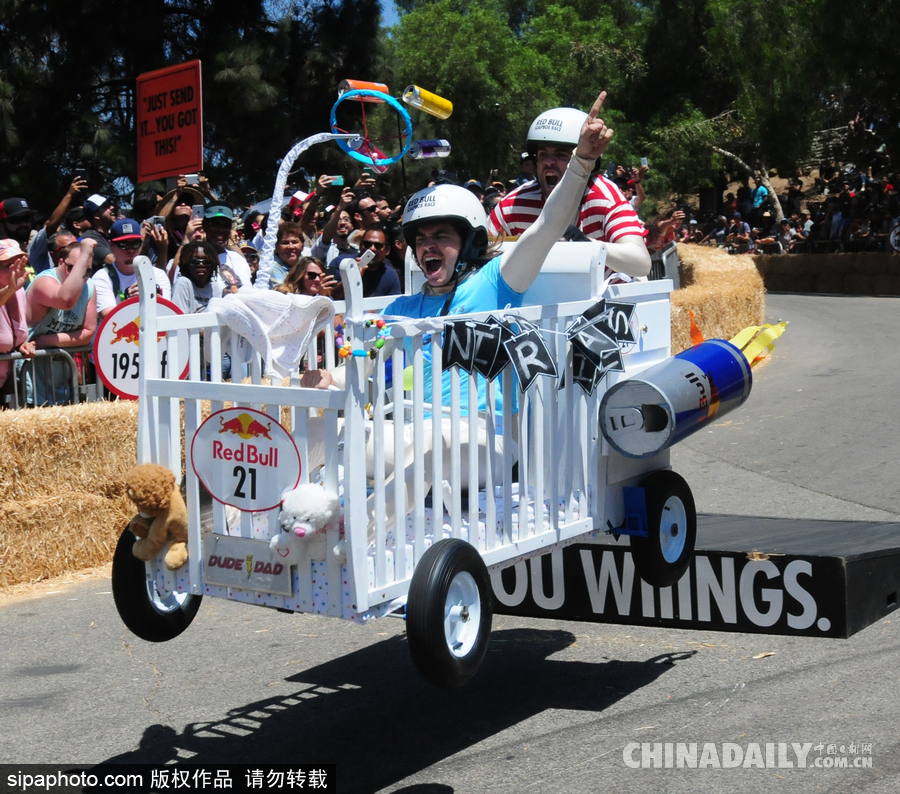 紅牛肥皂盒汽車(chē)大賽美國(guó)洛杉磯精彩上演 古怪造型滑稽搞笑引爆全場(chǎng)