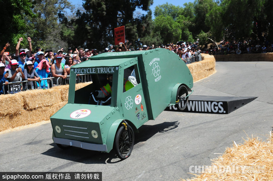 紅牛肥皂盒汽車大賽美國(guó)洛杉磯精彩上演 古怪造型滑稽搞笑引爆全場(chǎng)