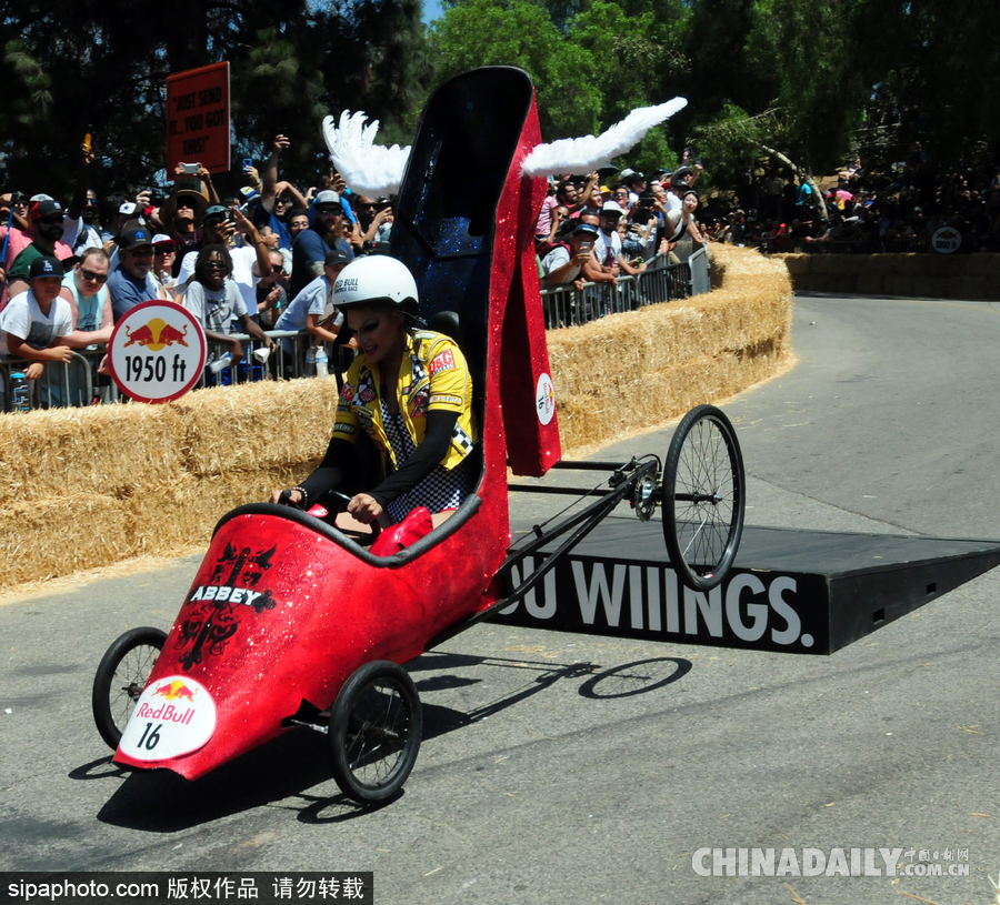紅牛肥皂盒汽車大賽美國(guó)洛杉磯精彩上演 古怪造型滑稽搞笑引爆全場(chǎng)