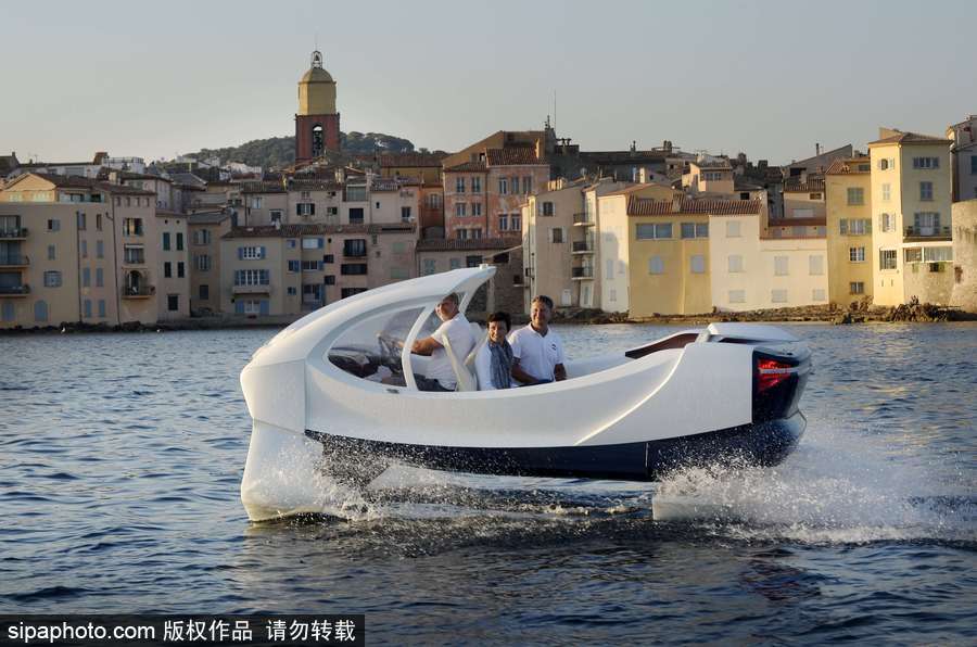 法國(guó)海洋氣泡船試運(yùn)行 巴黎塞納河上馳騁