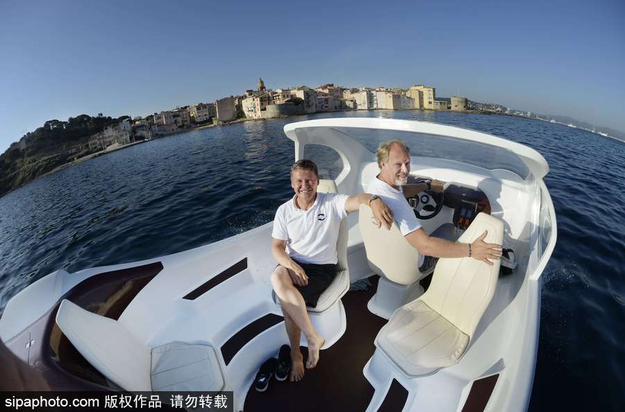 法國(guó)海洋氣泡船試運(yùn)行 巴黎塞納河上馳騁