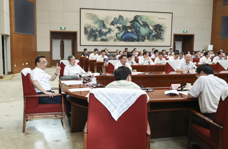 李克強主持召開推動制造強國建設、持續推進經濟結構轉型升級座談會