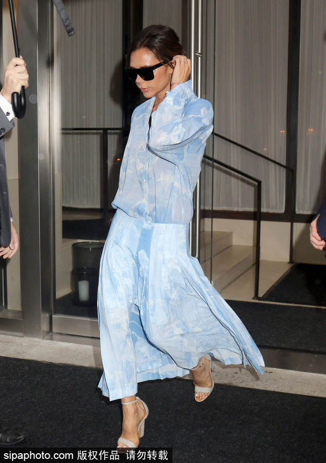 “貝嫂”維多利亞一襲水藍色套裝清新出街 二兒子羅密歐變“跟班”