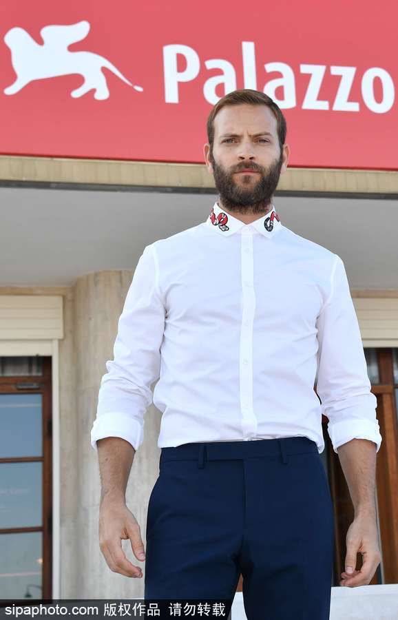 74屆威尼斯：開幕式帥氣主持人亞歷桑德羅·伯格現身場外吸引無數鏡頭