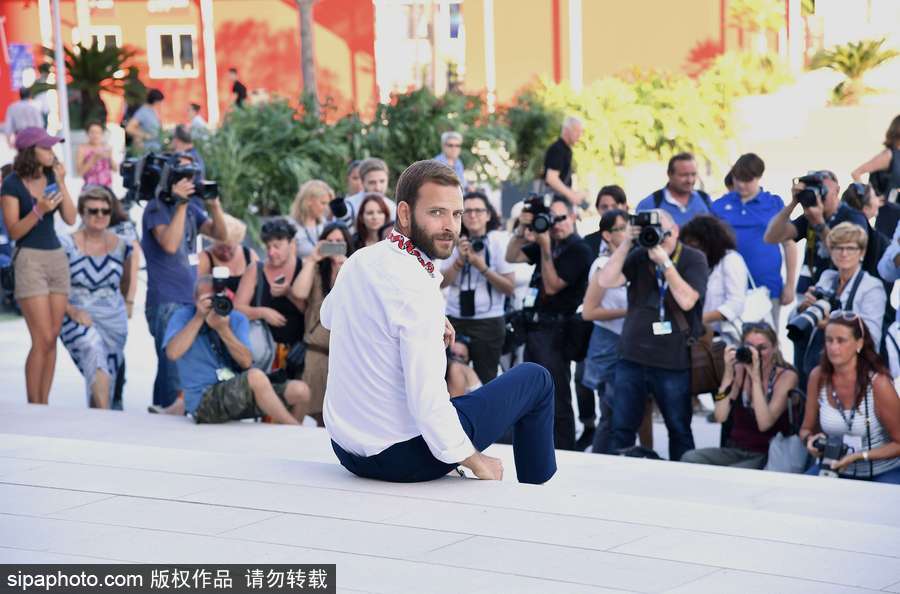 74屆威尼斯：開幕式帥氣主持人亞歷桑德羅·伯格現(xiàn)身場(chǎng)外吸引無數(shù)鏡頭