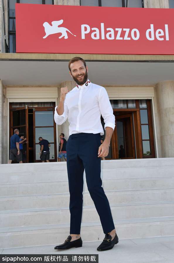 74屆威尼斯：開幕式帥氣主持人亞歷桑德羅·伯格現(xiàn)身場外吸引無數(shù)鏡頭