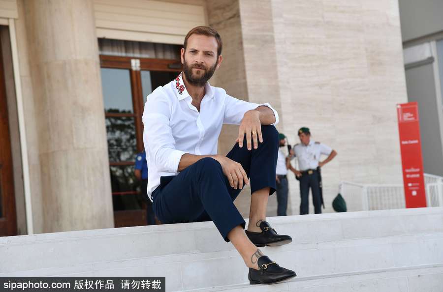 74屆威尼斯：開幕式帥氣主持人亞歷桑德羅·伯格現(xiàn)身場(chǎng)外吸引無數(shù)鏡頭