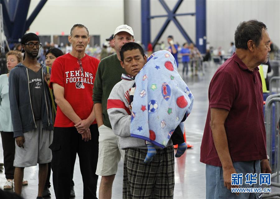 休斯敦洪災肆虐 避難所不堪重負