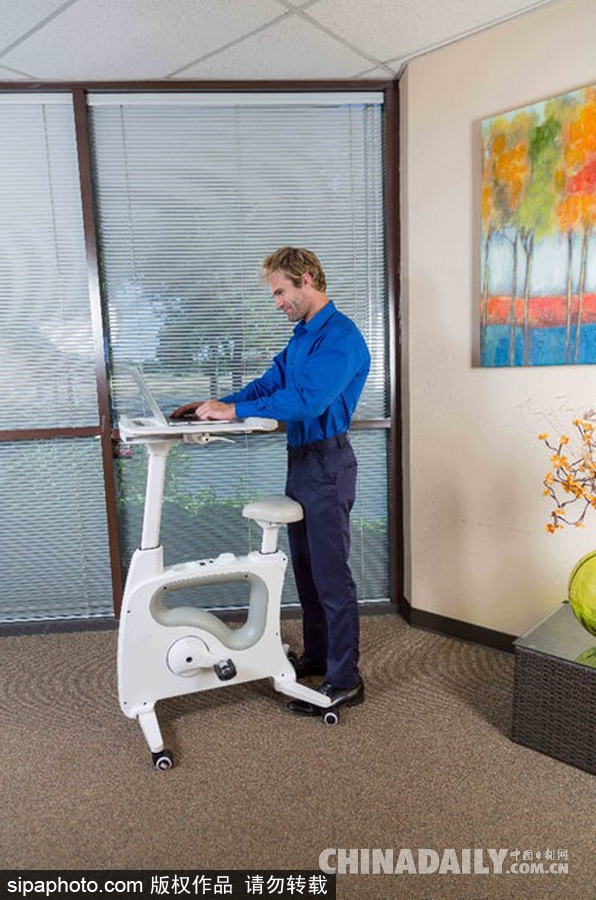 工作健身兩不誤！站立式書桌與單車完美結合