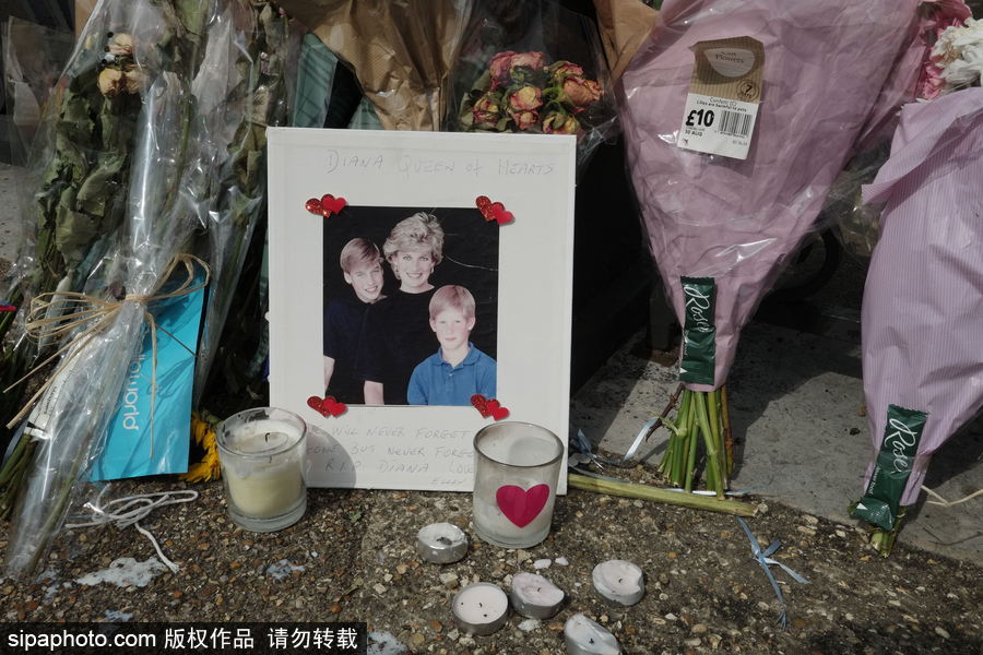 英國肯辛頓宮外擺滿照片鮮花 紀念戴安娜王妃逝世20周年
