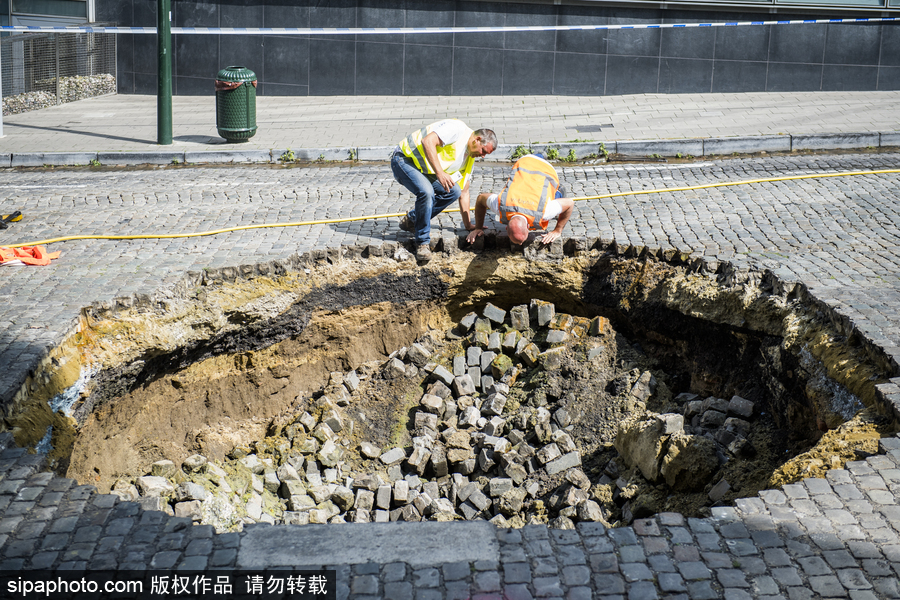 比利時布魯塞爾中央車站路面塌陷 驚現巨坑