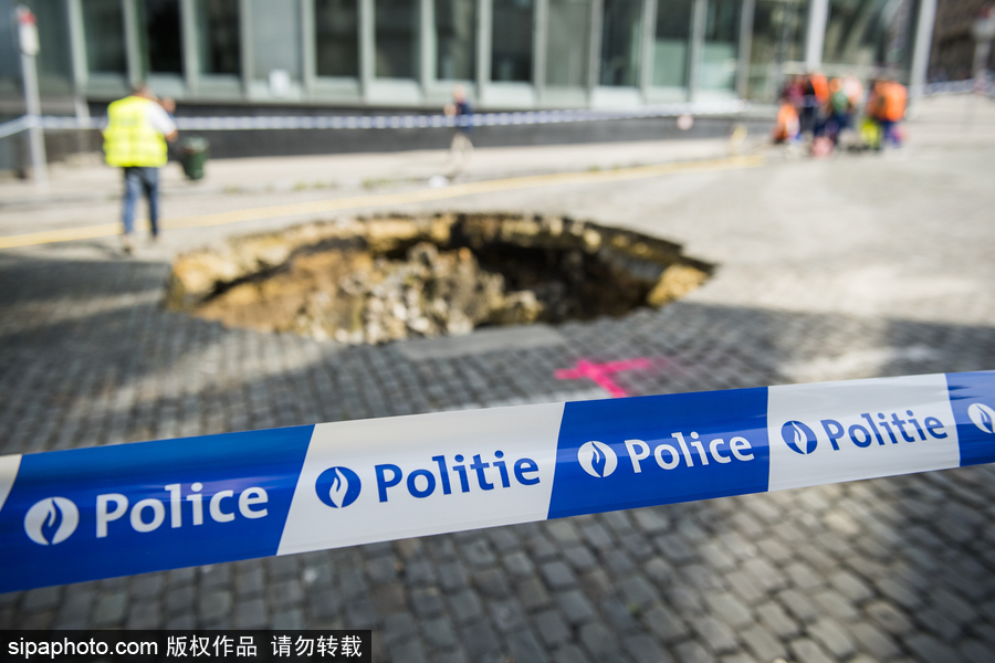 比利時布魯塞爾中央車站路面塌陷 驚現巨坑