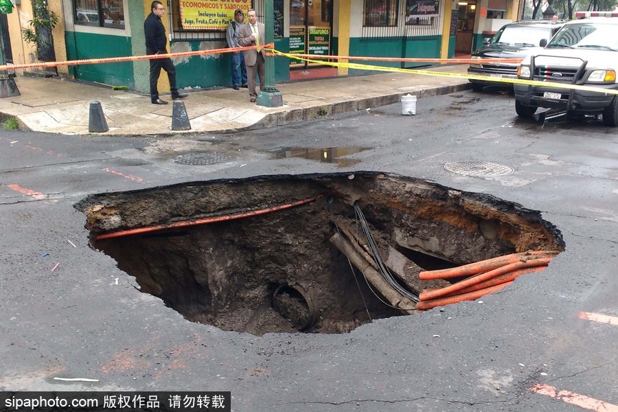 比利時(shí)布魯塞爾中央車站路面塌陷 驚現(xiàn)巨坑