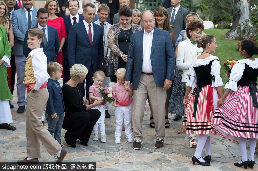 摩納哥王室參加傳統野餐節活動 龍鳳雙胞胎亮相萌翻全場