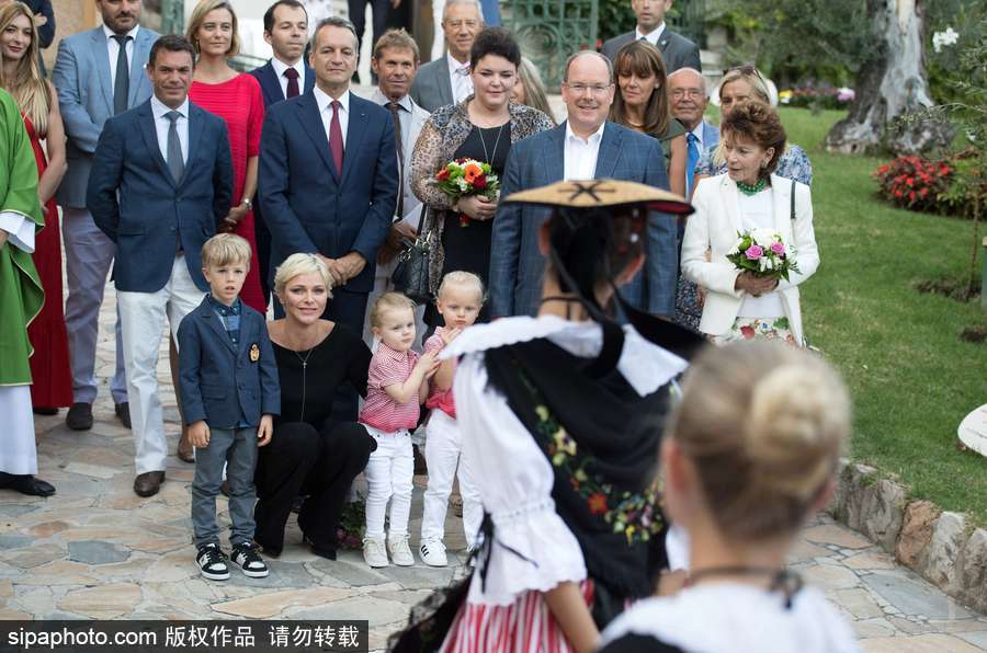 摩納哥王室參加傳統(tǒng)野餐節(jié)活動(dòng) 龍鳳雙胞胎亮相萌翻全場