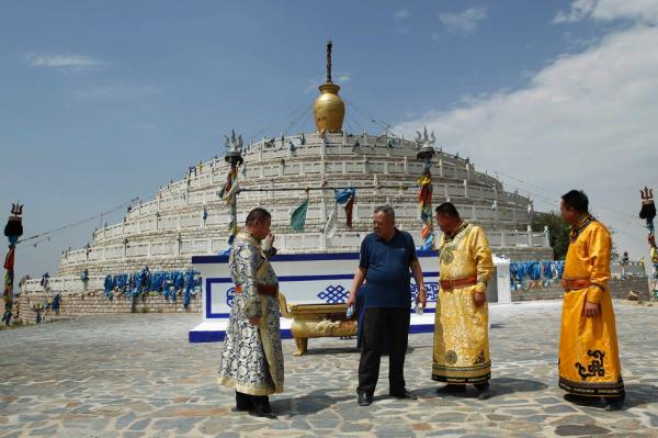 鄂爾多斯治沙人:三兄弟12年沙海造林4.7萬畝
