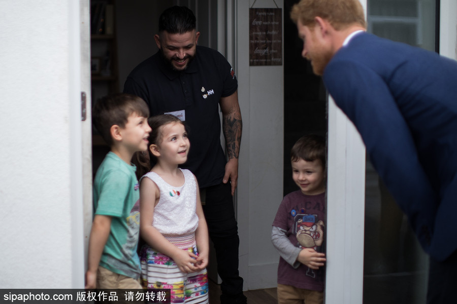 將添小侄子或小侄女？ 哈里王子滿臉喜氣造訪慈善機構