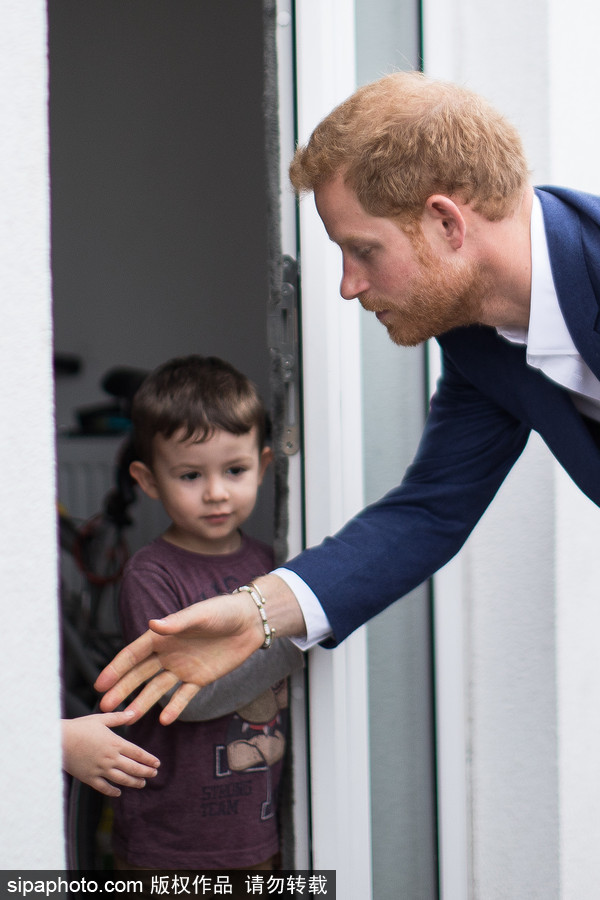 將添小侄子或小侄女？ 哈里王子滿臉喜氣造訪慈善機構(gòu)