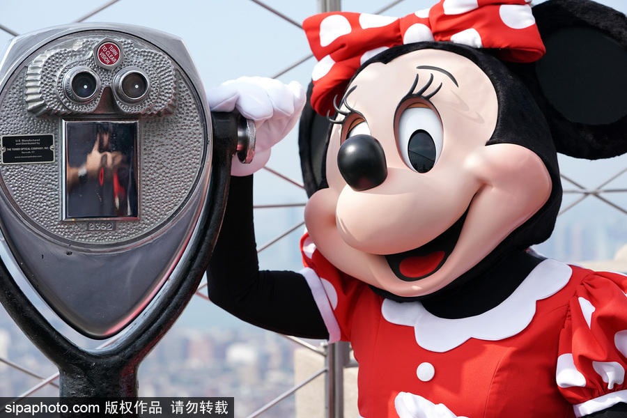 米妮登頂帝國大廈拍照 演繹無盡歡樂