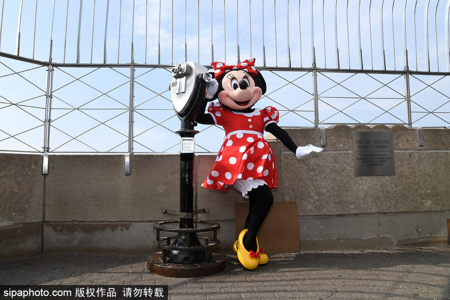 米妮登頂帝國大廈拍照 演繹無盡歡樂