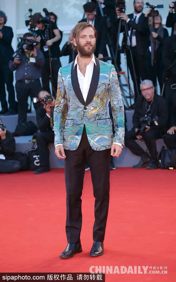 74屆威尼斯：主持人亞歷桑德羅·伯格亮相紅毯 中國(guó)風(fēng)西裝引人注目