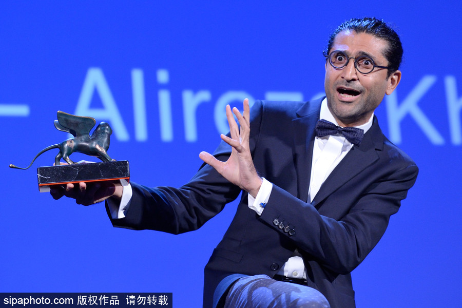 第74屆威尼斯電影節(jié)閉幕式現(xiàn)場(chǎng) 最佳導(dǎo)演激動(dòng)落淚新晉影后氣場(chǎng)逼人
