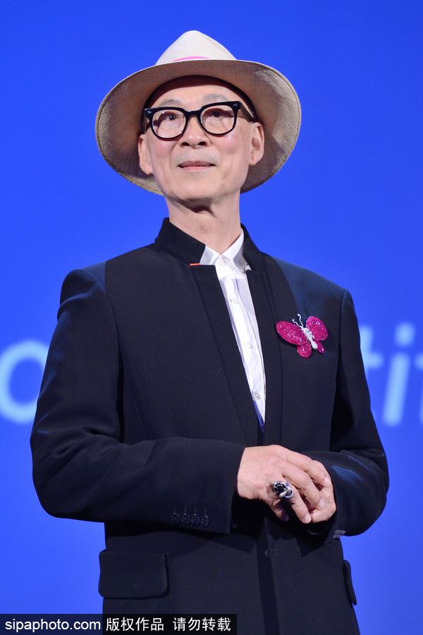 第74屆威尼斯電影節閉幕式現場 最佳導演激動落淚新晉影后氣場逼人