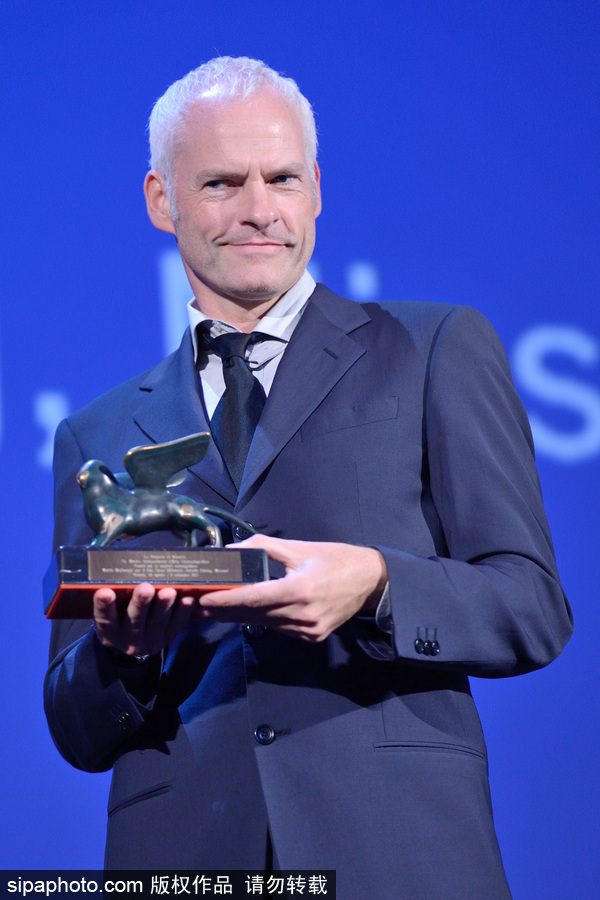 第74屆威尼斯電影節(jié)閉幕式現(xiàn)場 最佳導(dǎo)演激動落淚新晉影后氣場逼人