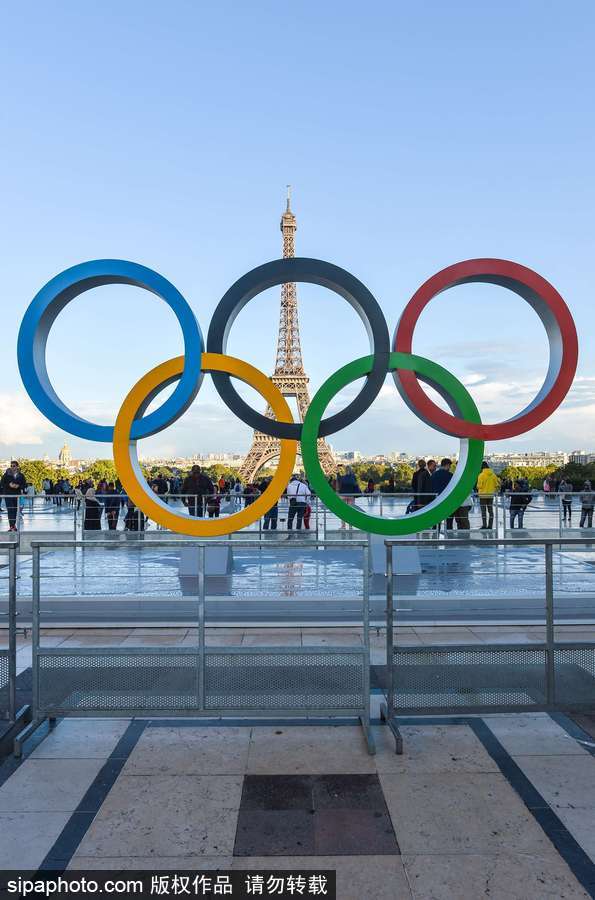 巴黎申奧成功 埃菲爾鐵塔旁?shī)W運(yùn)五環(huán)吸引眾多游客拍照留念