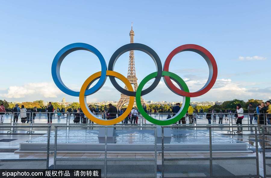 巴黎申奧成功 埃菲爾鐵塔旁奧運五環吸引眾多游客拍照留念