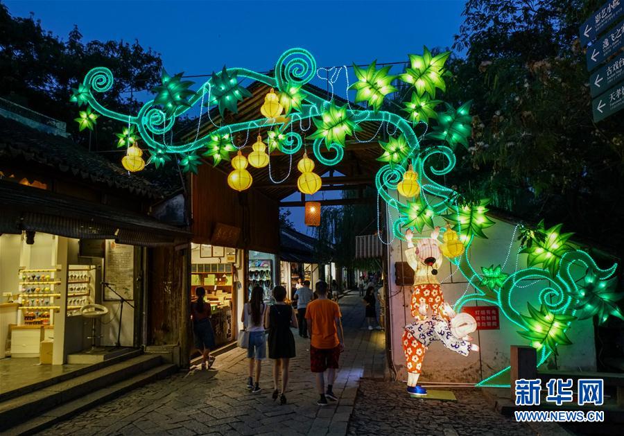 海峽兩岸中秋燈會亮相水鄉(xiāng)周莊