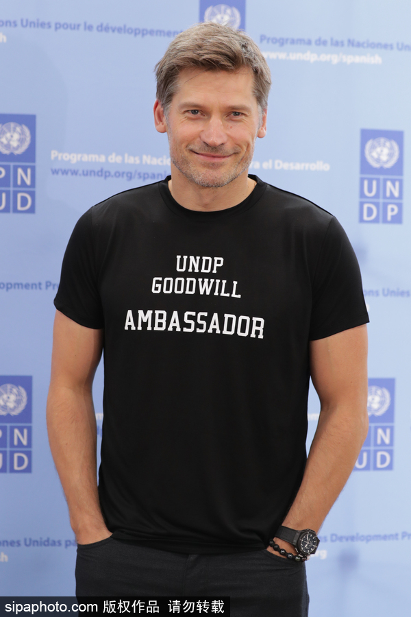 《權力的游戲》男星尼可拉現(xiàn)身活動 笑容清爽英俊帥氣