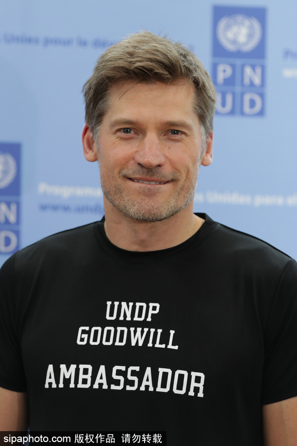 《權(quán)力的游戲》男星尼可拉現(xiàn)身活動(dòng) 笑容清爽英俊帥氣