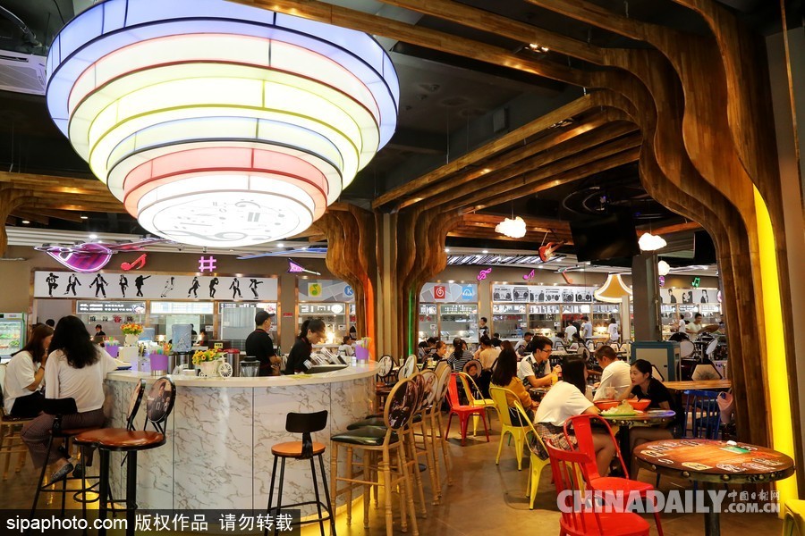 鄭州高校現(xiàn)“最美”學(xué)生餐廳 音樂(lè)主題扮靚飯?zhí)?/></a></p>

<p>2017年9月21日，河南鄭州，河南牧業(yè)經(jīng)濟(jì)學(xué)院學(xué)生食堂在新學(xué)期華麗變身，這處高大上的“最美餐廳”主打音樂(lè)主題，樂(lè)譜音符吊頂、留聲機(jī)裝飾、舒緩的背景音樂(lè)，音樂(lè)元素?zé)o處不在，餐廳中央還有一處小舞臺(tái)，設(shè)置了架子鼓、麥克風(fēng)供學(xué)生自由使用。</p>
</div>

<div width=