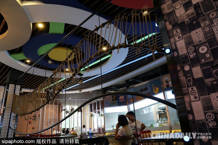 鄭州高校現“最美”學生餐廳 音樂主題扮靚飯堂