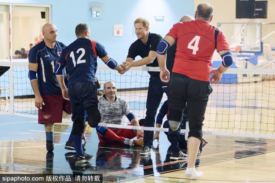 哈里王子到訪多倫多會見殘疾運動員 與運動員聊天交流平易近人