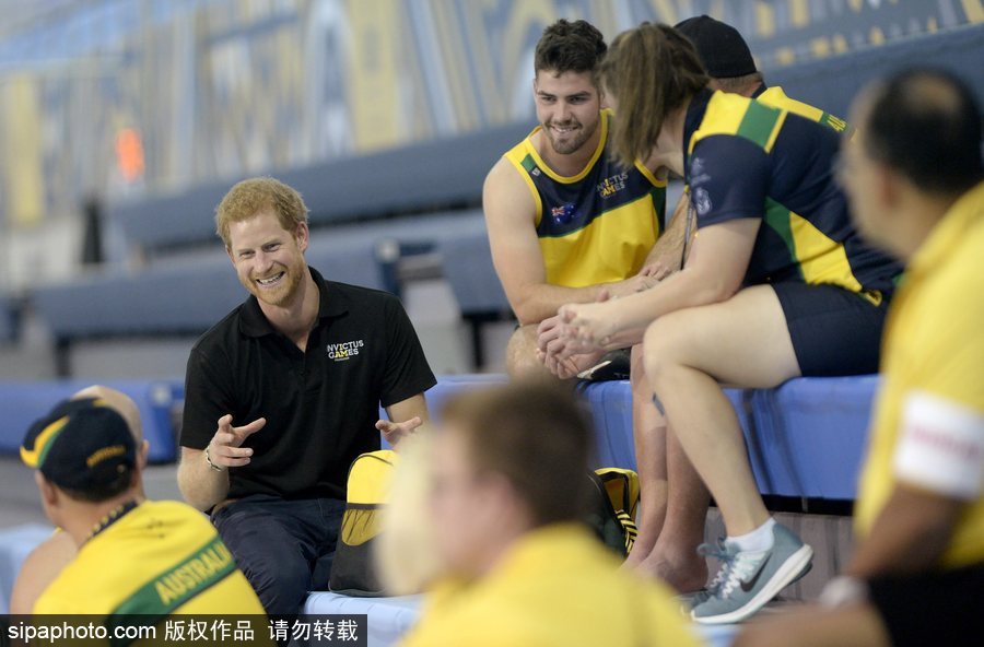 哈里王子到訪多倫多會(huì)見殘疾運(yùn)動(dòng)員 與運(yùn)動(dòng)員聊天交流平易近人