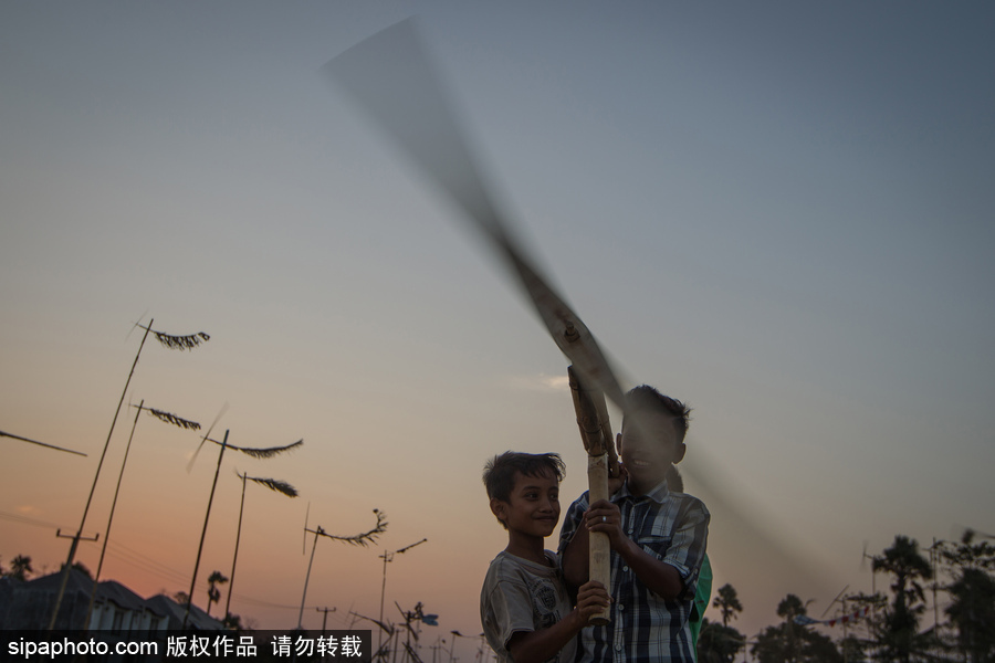 印尼迎來傳統風車節 風帆舞動夕陽剪影下美如畫