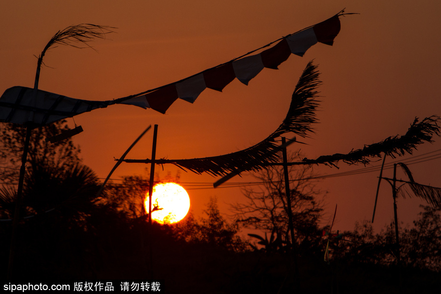 印尼迎來傳統(tǒng)風車節(jié) 風帆舞動夕陽剪影下美如畫