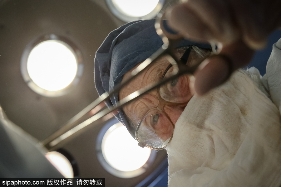 俄最年長在職外科醫生 90歲高齡仍在主刀