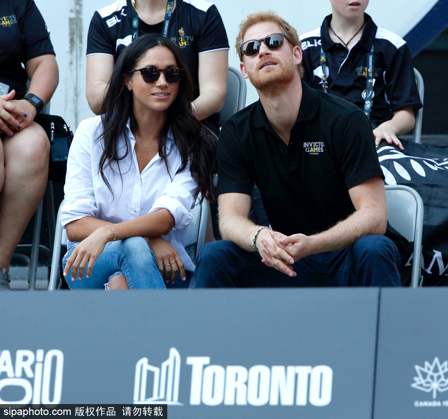 哈里王子攜女友甜蜜現身 手牽手觀看不可征服運動會